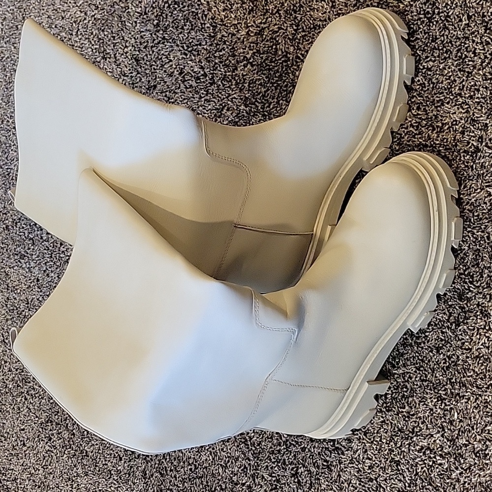 Steve Madden beige priority boot